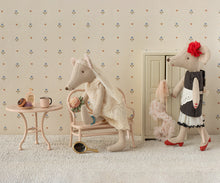 Load image into Gallery viewer, Beautician mouse, Mum
