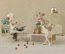 Load image into Gallery viewer, Maileg Chef Mouse with Soup Pot and Spoon
