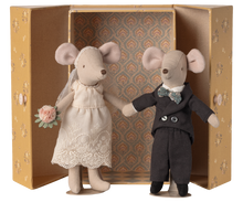 Load image into Gallery viewer, Wedding Mice in Box, Mum &amp; Dad
