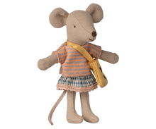 Load image into Gallery viewer, Little sister mouse with bag
