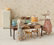 Load image into Gallery viewer, Maileg Party Cake &amp; Stand, Mouse- Off White
