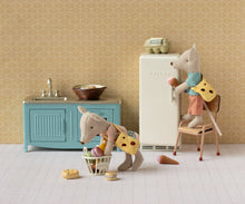 Load image into Gallery viewer, Little brother mouse with bag
