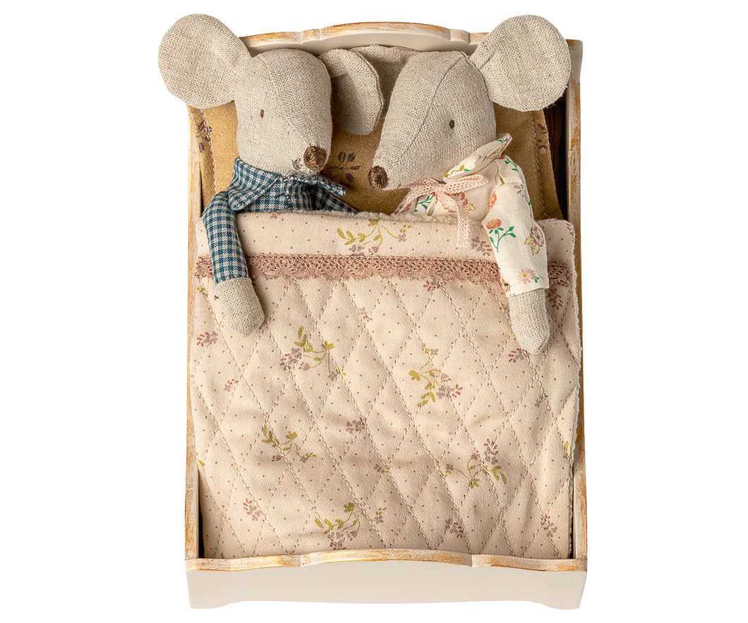 Off White Bed, Mouse
